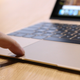 Imagen para el artículo titulado Probamos el nuevo MacBook: precioso y ligero, pero algo incómodo